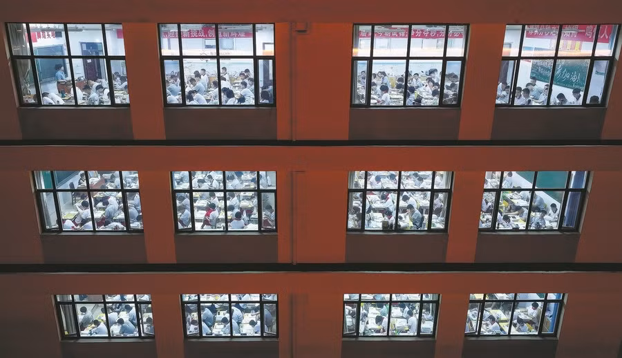 Kỳ thi gaokao nổi tiếng với sự cạnh tranh khốc liệt trong học tập.