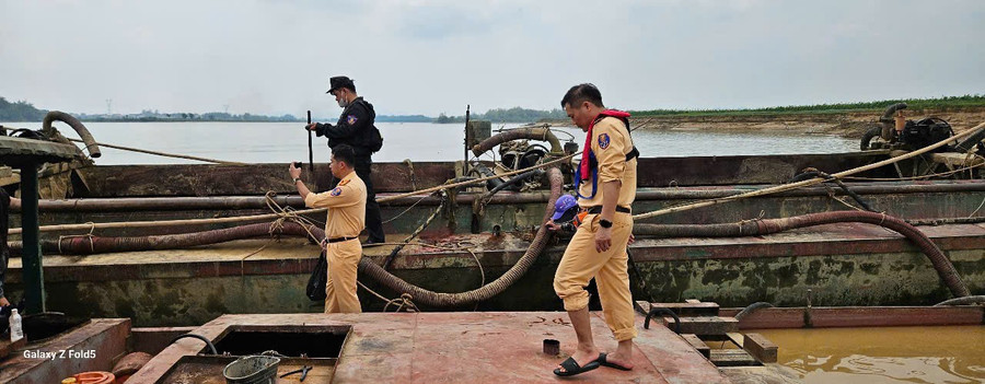 Lực lượng chức năng kiểm tra phương tiện. triet-pha-duong-day-khong-de-lap-liem-cat-tac-2.jpg