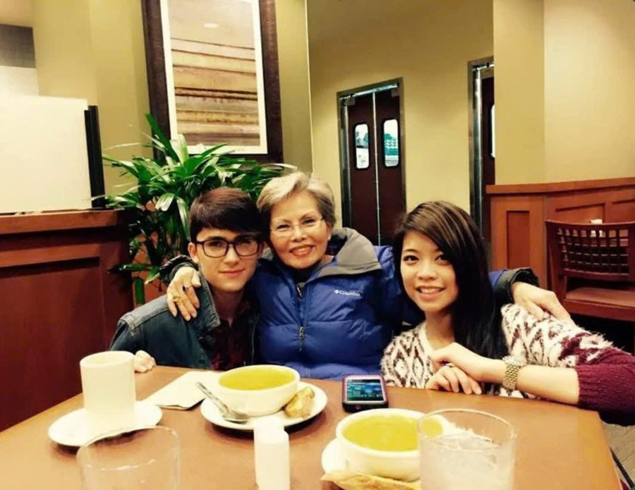 Ryan Joshua (16 tuổi) bên cạnh người mẹ nuôi - Kim Lai và cô bạn thân gốc Việt. chang-trai-my-yeu-ngon-ngu-va-van-hoa-viet-2.jpg