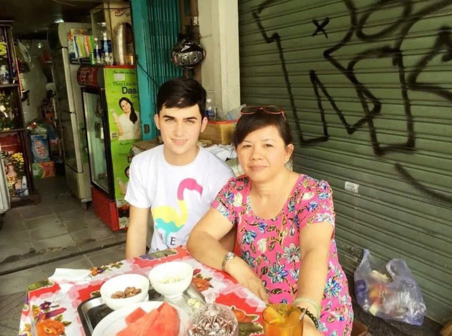 Chàng trai ngoại quốc học tiếng Việt giỏi nhờ những 'người mẹ' ở các khu chợ Việt Nam. chang-trai-my-yeu-ngon-ngu-va-van-hoa-viet-3.jpg