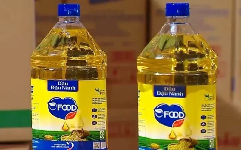 Dầu ăn trong chăn nuôi được 'hô biến' thành sản phẩm dành cho người. Ảnh: VTV
