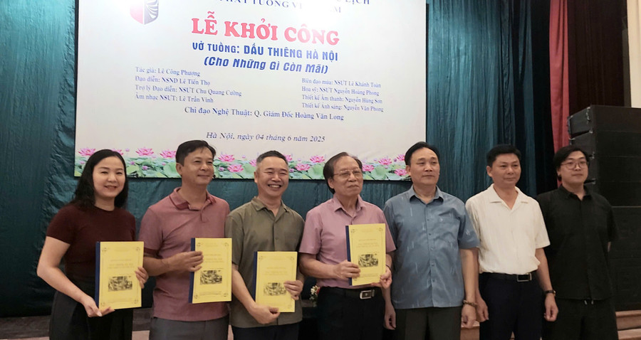 Đại diện ê kíp sáng tạo nhận kịch bản vở tuồng 'Dấu thiêng Hà Nội'. Ảnh: Bình Thanh. tuong-tai-hien-60-ngay-dem-ha-noi-1.jpg