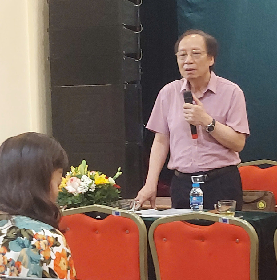 Đạo diễn, NSND Lê Tiến Thọ vỡ kịch bản vở tuồng 'Dấu thiêng Hà Nội'. Ảnh: Bình Thanh. tuong-tai-hien-60-ngay-dem-ha-noi-3.jpg