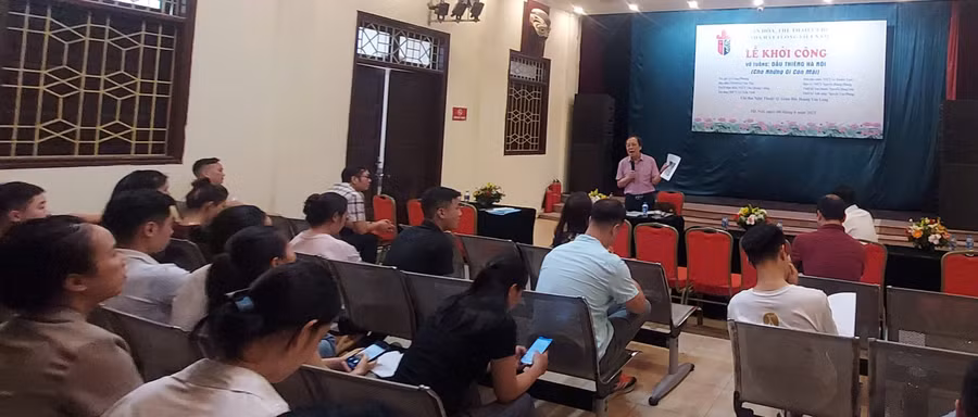 Diễn viên tham gia vở tuồng 'Dấu thiêng Hà Nội' vào việc ngay sau lễ khởi công. Ảnh: Bình Thanh 