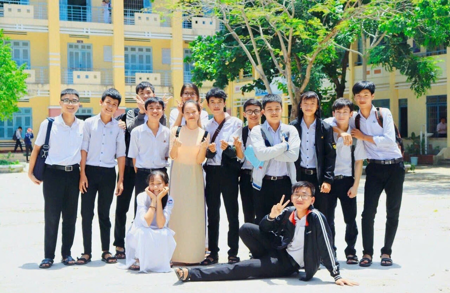 Cô trò Trường THPT Trần Bình Trọng (Khánh Hòa). Ảnh: Nguyễn Thành Danh