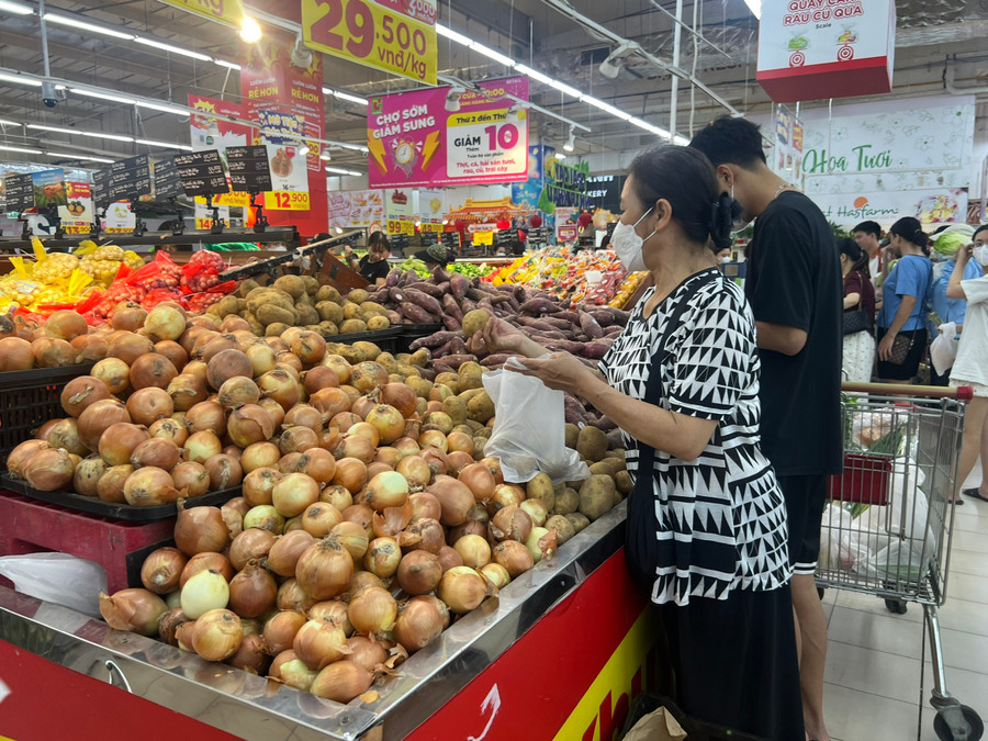 Người dân Việt Nam mua sắm tại một chuỗi bán lẻ toàn quốc.