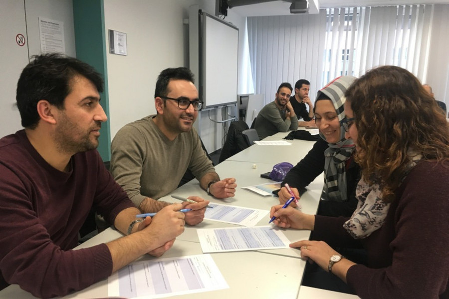 Người nhập cư tham gia khoá đào tạo giáo viên tại Đức.