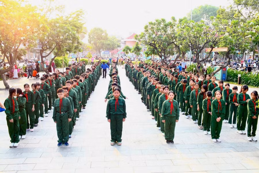 215 học sinh khối 5 của Trường Tiểu học Phú Thọ đồng diễn ngày hội toàn thắng. Ảnh: HK.