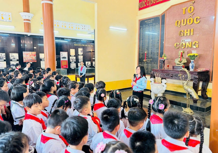 Học sinh Trường Tiểu học Thuận Kiều sinh hoạt, học tập tại Nhà truyền thống Tân Thới Nhất. Ảnh: NTCC vun-boi-long-yeu-nuoc-cho-tro-2.jpg