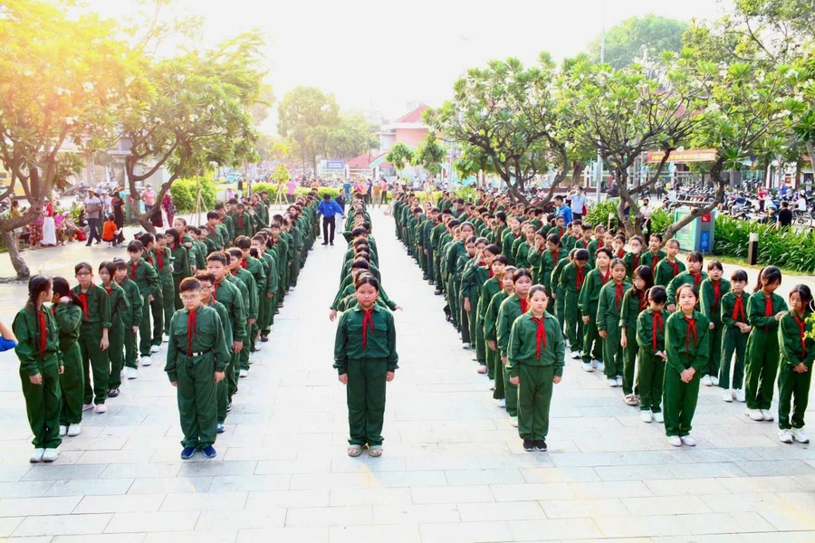 215 học sinh khối 5 của Trường Tiểu học Phú Thọ đồng diễn ngày hội toàn thắng. Ảnh: HK.
