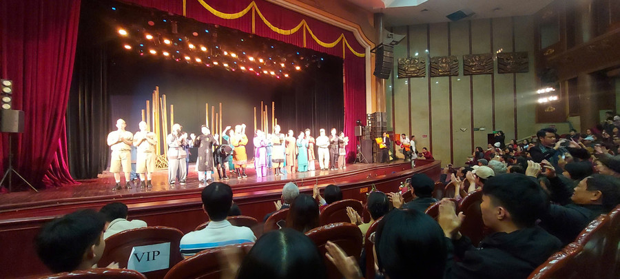 Khán giả đến xem và cổ vũ cho buổi diễn thi Liên hoan Tuồng và dân ca kịch. Ảnh: Miên Thảo