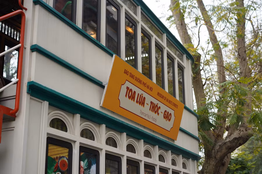 Các toa xe điện với những chủ đề khác nhau đều đưa du khách tới với… Hà Nội xưa.