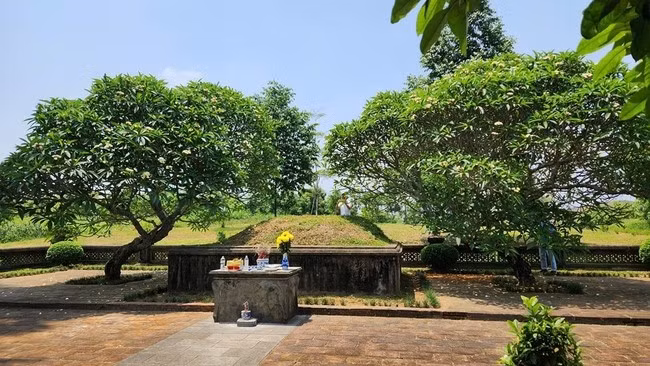 Lăng mộ vua Lê Túc Tông tại Thanh Hóa từng bị xâm hại, đào bới.