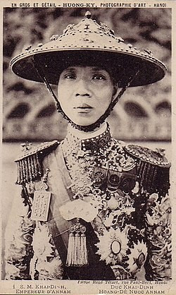 cuoc-doi-mia-mai-va-diem-dua-cua-vua-khai-dinh-1.jpg