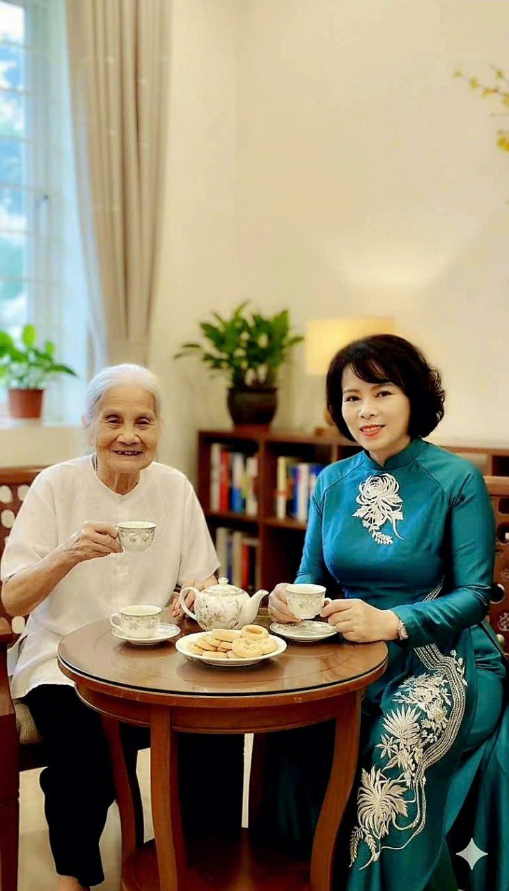Tác giả cùng mẹ chồng uống trà buổi sớm. Ảnh: NVCC me-len-o-cung.jpg