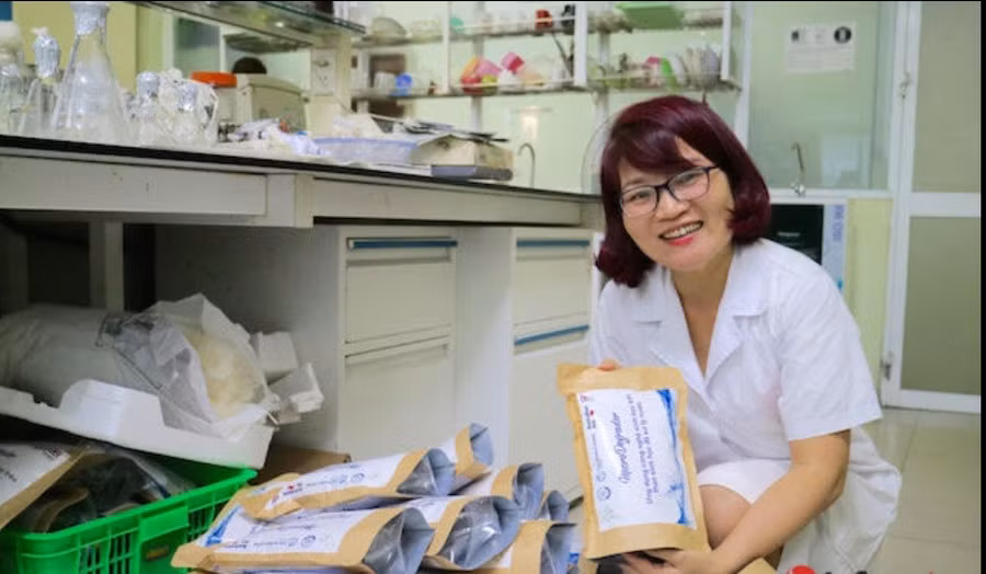 PGS.TS Lê Thị Nhi Công và chế phẩm xử lý ô nhiễm dầu.