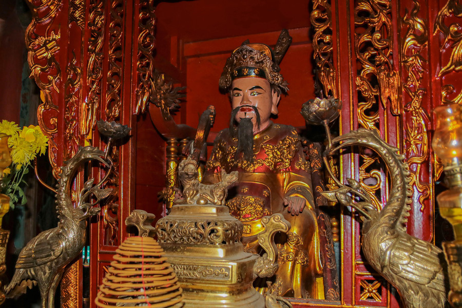 Tượng Sát Hải Đại Vương Hoàng Tá Thốn tại thượng điện. sat-hai-dai-vuong-hoang-ta-thon-tuong-thuy-quan-lung-danh-3.jpg