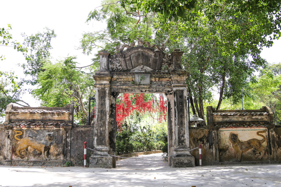 Cổng vào đền Đức Hoàng có kiến trúc, màu sắc cổ kính. sat-hai-dai-vuong-hoang-ta-thon-tuong-thuy-quan-lung-danh-2.jpg