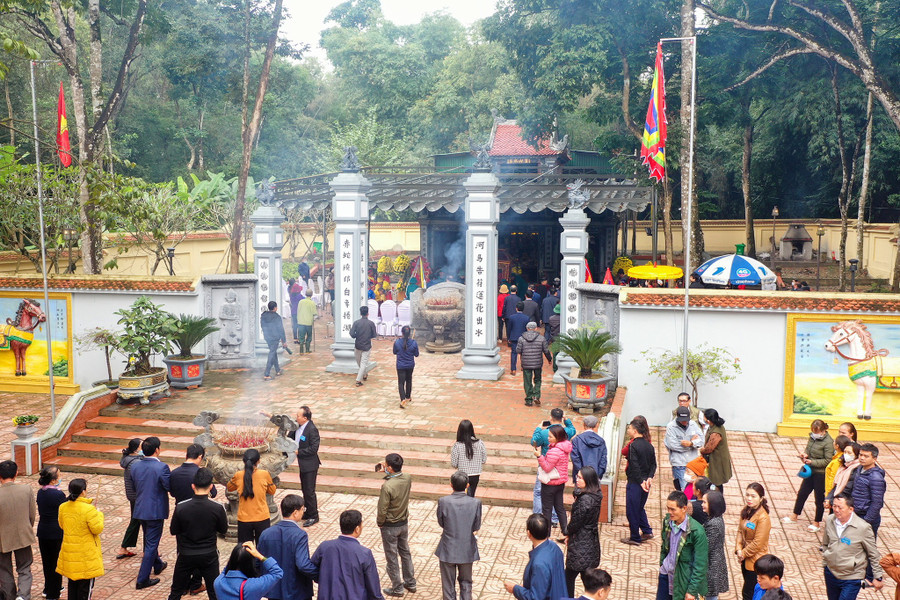 Người dân đến thắp hương, chiêm bái tại đền Đức Hoàng. sat-hai-dai-vuong-hoang-ta-thon-tuong-thuy-quan-lung-danh-6.jpg