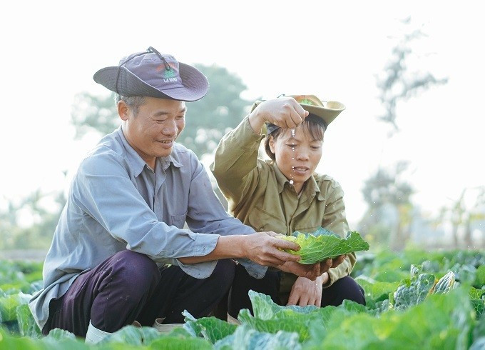 Dù có phải đánh đổi bao nhiêu vất vả, hy sinh nhọc nhằn nhưng những người 'thường dân' vẫn vui vẻ, lạc quan. Ảnh: Nguyễn Đình Nhu cam-thu-van-hoc-binh-thuong-ma-vi-dai-2.jpg