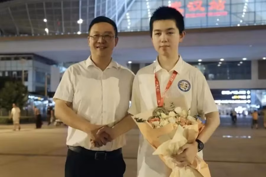 Xu Qiming (phải) nhận hoa chúc mừng.