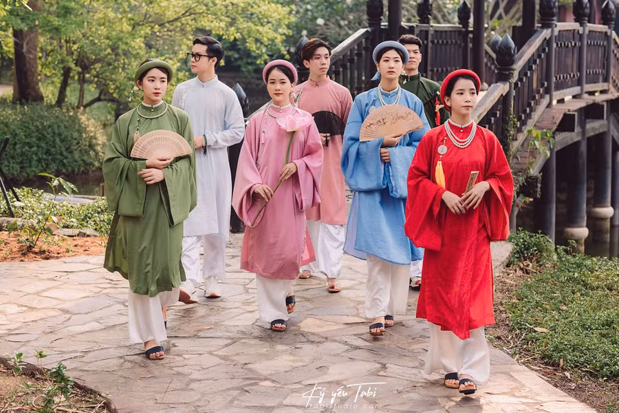 Nhiều bạn trẻ thể hiện nét riêng bằng việc chọn những bộ Việt phục cho ngày chụp kỷ yếu. Ảnh: Kỷ yếu Tobi