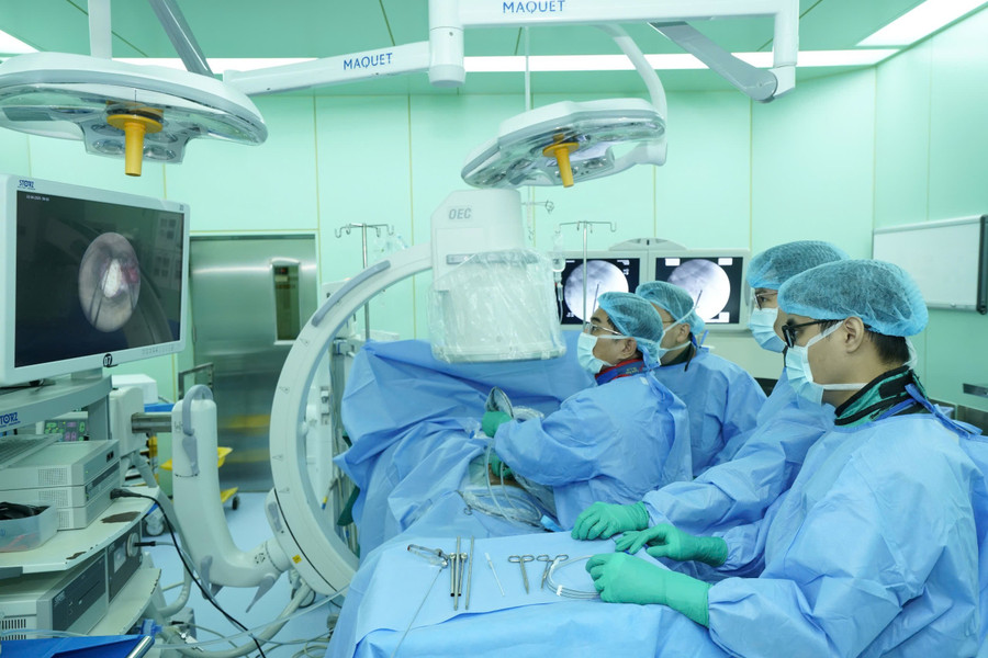 Các bác sĩ thực hiện một ca can thiệp bằng thiết bị y tế hiện đại. Ảnh: M.T giam-dau-cho-nguoi-soi-than-nho-cong-nghe-cao-2.jpg