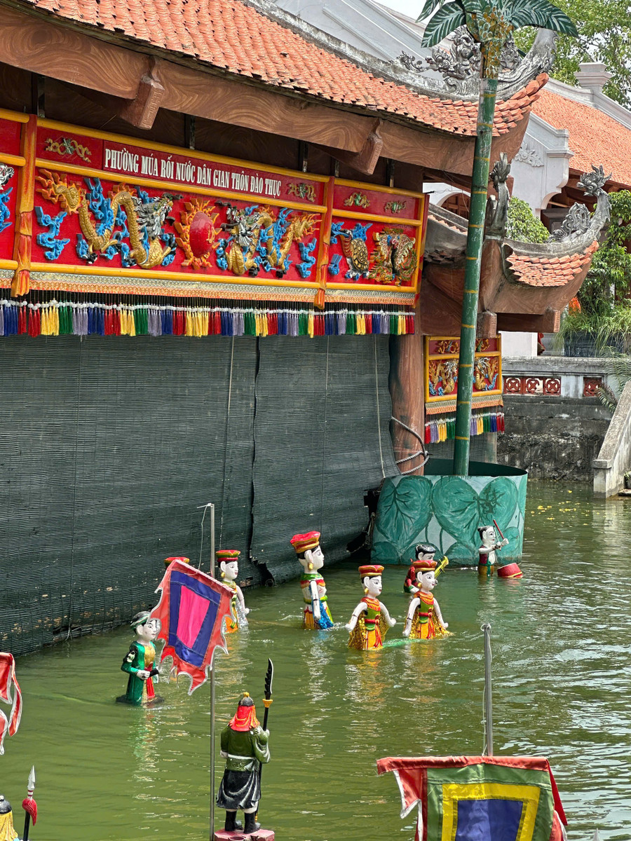 Sân khấu mặt nước, không gian trình diễn đặc trưng của rối nước Đào Thục. Ảnh: NVCC roi-nuoc-dao-thuc-giua-nga-ba-thoi-dai-2.jpg