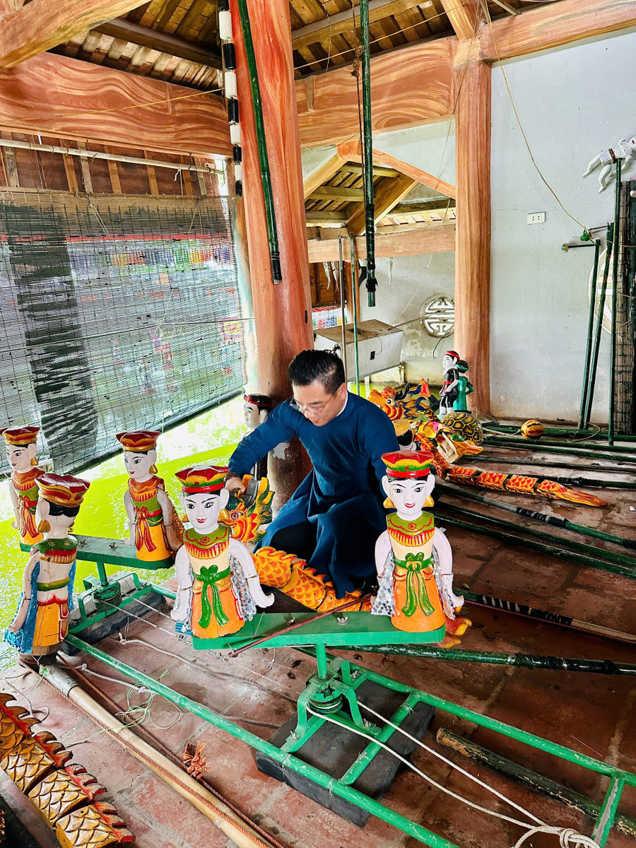 Nghệ nhân Nguyễn Thế Nghị đang chăm chút, chỉnh sửa những rối gỗ dân gian. Ảnh: NVCC roi-nuoc-dao-thuc-giua-nga-ba-thoi-dai-1.jpg