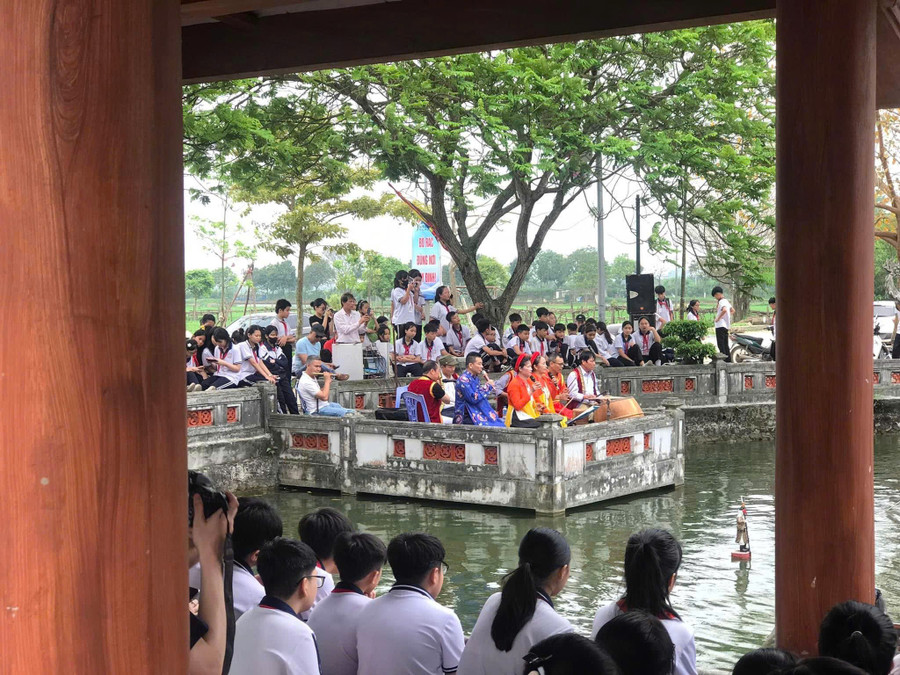 Học sinh thích thú trước những tiết mục rối nước mang đậm chất làng quê Việt. Ảnh: NVCC