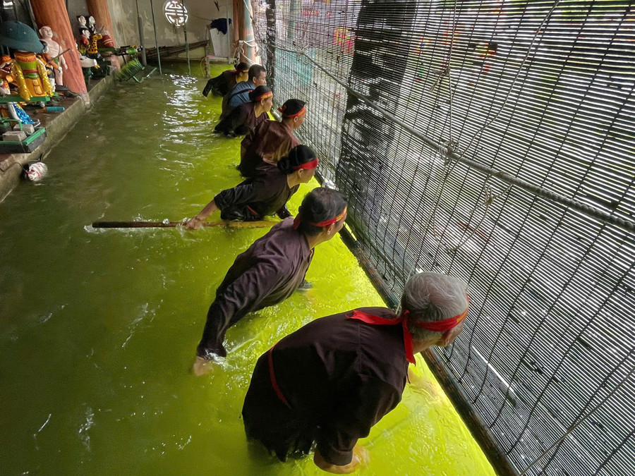 Những người điều khiển đằng sau con rối. Ảnh: NVCC roi-nuoc-dao-thuc-giua-nga-ba-thoi-dai-4.jpg