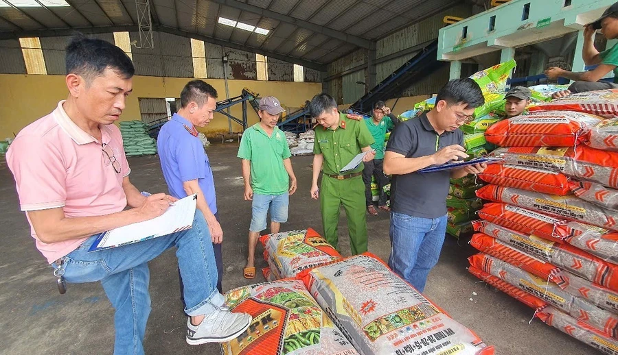 Công an Đắk Lắk khám xét 1 đại lý phân phối phân bón giả do vợ chồng My sản xuất. Ảnh: CA