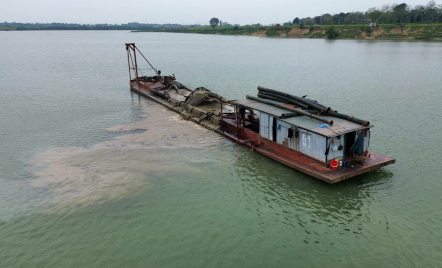 Một trong những giải pháp được đưa ra là hoàn thiện công tác đăng ký, đăng kiểm các phương tiện thủy hút cát. thanh-hoa-truoc-con-khat-vat-lieu-xay-dung-2.png