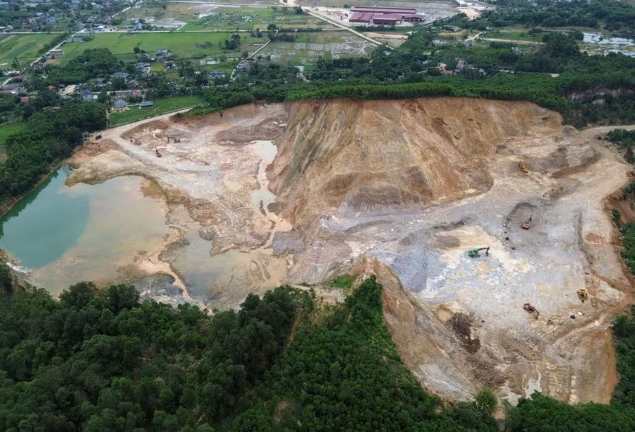 Nhiều mỏ khai thác đất đang bị tạm dừng hoạt động do vi phạm pháp luật.