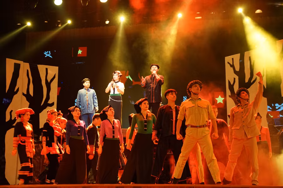 12 đơn vị thuộc Bộ VH,TT&DL xây dựng, biểu diễn các chương trình nghệ thuật đặc biệt nhân dịp kỷ niệm 50 năm Ngày Giải phóng miền Nam, thống nhất đất nước. Ảnh minh họa: ITN.