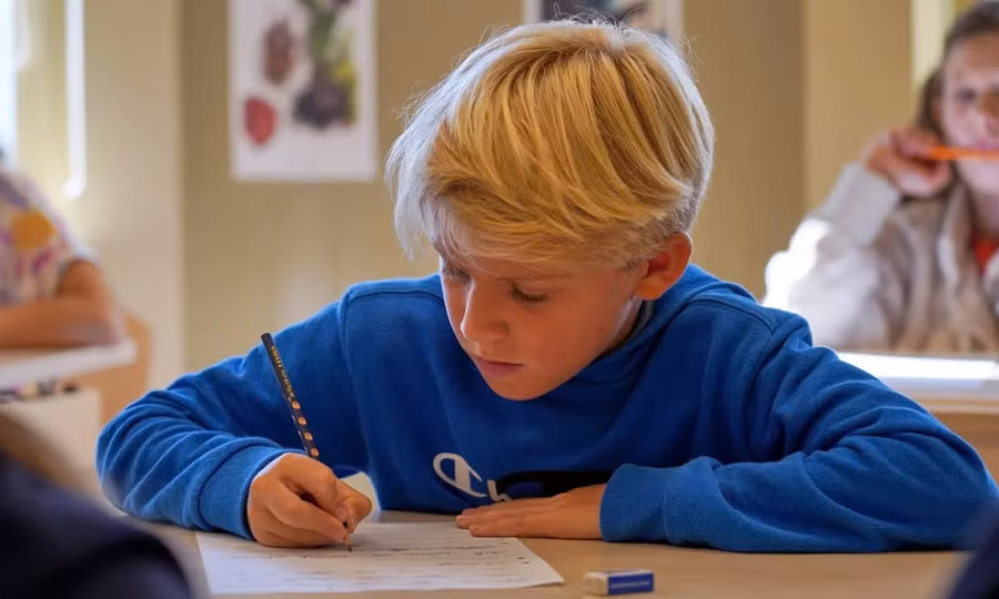 Học sinh Thụy Điển luyện viết chữ đẹp.