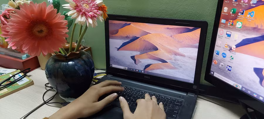 Bạn là chiếc máy tính đầu tiên tôi sử dụng để giải những bài toán lập trình. Ảnh: Tuấn Kiệt.