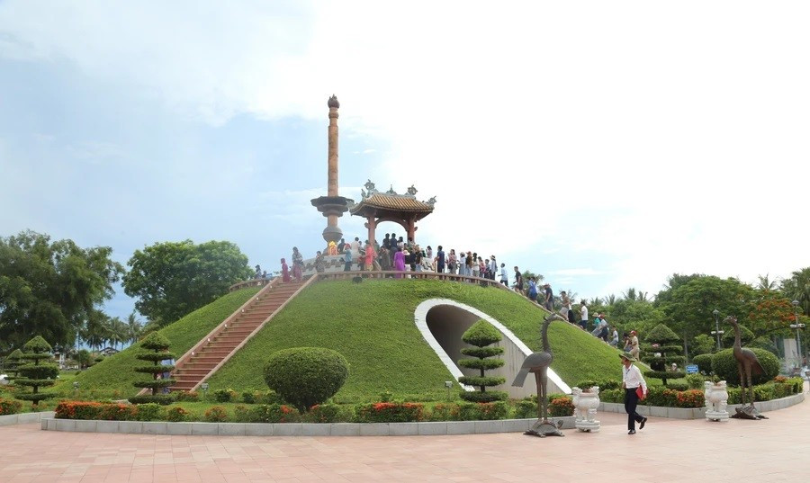 Thành cổ Quảng Trị trong chiến tranh là chiến trường khói lửa, ngày nay trở thành điểm đến tri ân liệt sĩ. dung-len-tu-khoi-lua-3.jpg