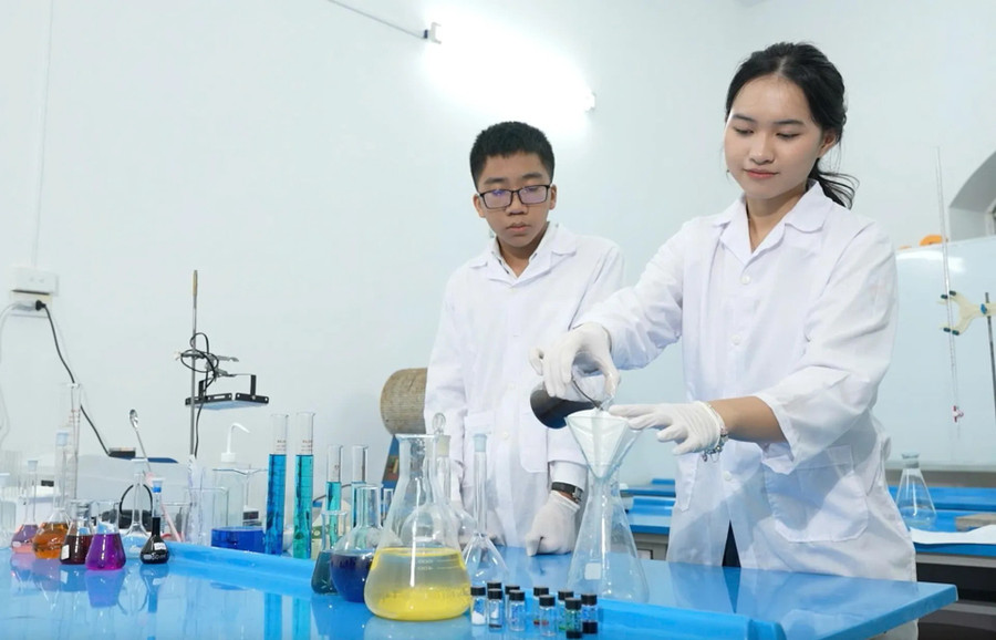 Hà Phương và Đức Thái trong thời gian thực hiện đề tài. Ảnh: Vân Anh hoc-sinh-ha-noi-gianh-ngoi-a-quan-isef-2.jpg
