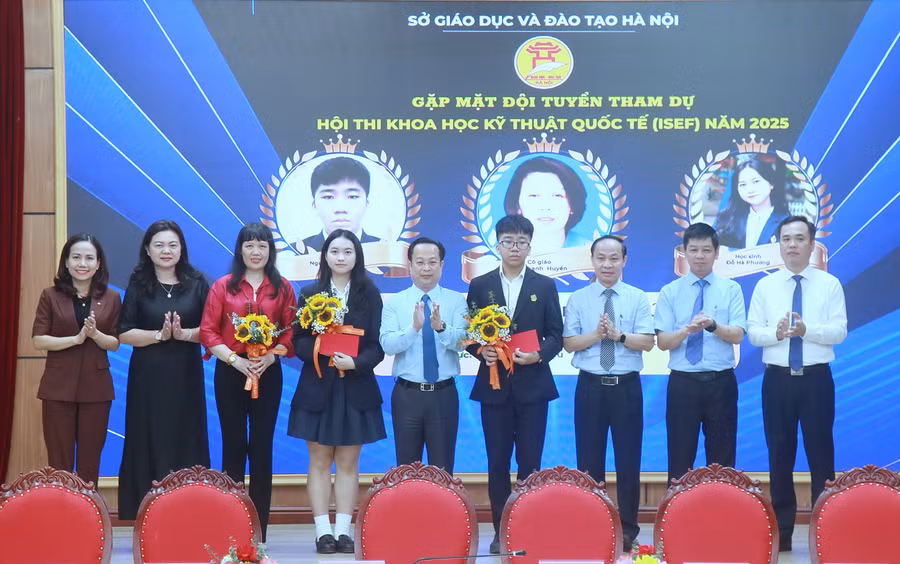 Lãnh đạo Sở GD&ĐT Hà Nội gặp mặt động viên 2 học sinh trước khi tham dự Hội thi Khoa học kỹ thuật quốc tế năm 2025. Ảnh: Vân Anh