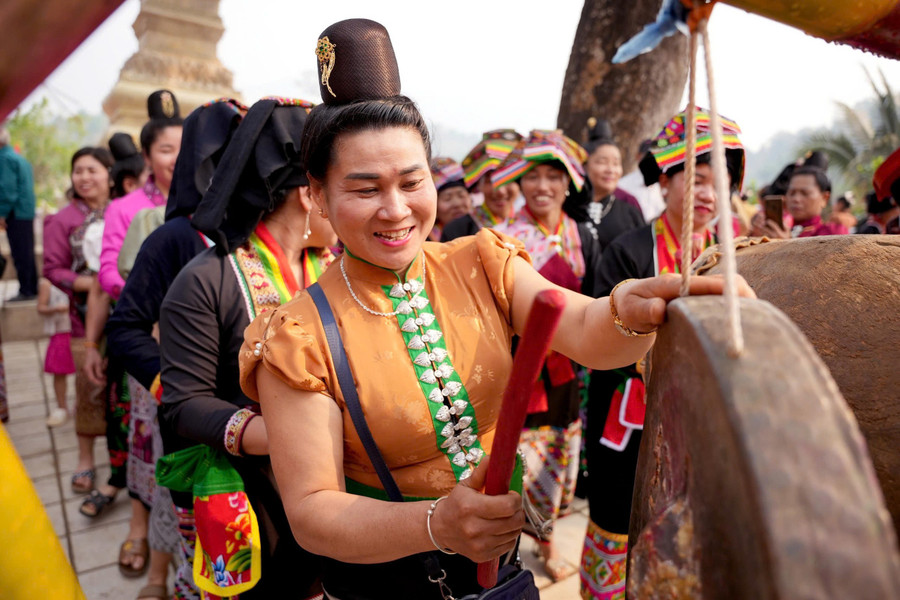 Người dân địa phương vui mừng trong ngày Lễ hội. thap-muong-luan-linh-hon-ben-dong-song-ma-4.jpg
