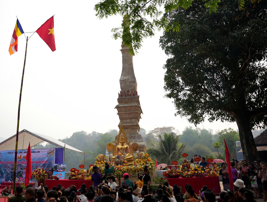 Lễ hội Bun Huột Nặm - Tết té nước truyền thống của người Lào ở Mường Luân được phục dựng vào tháng 4/2025. thap-muong-luan-linh-hon-ben-dong-song-ma-3.jpg
