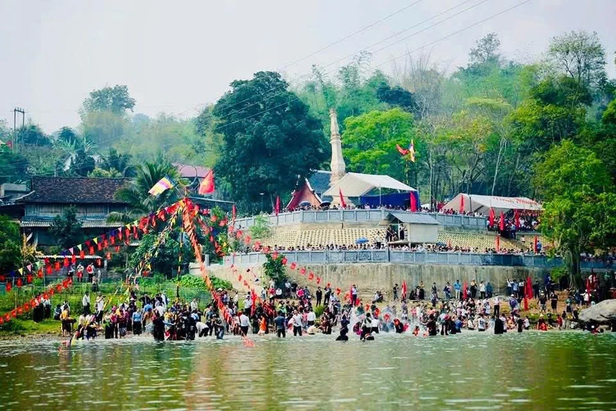 Nghi lễ tưới nước thơm của đồng bào Lào ở Mường Luân.