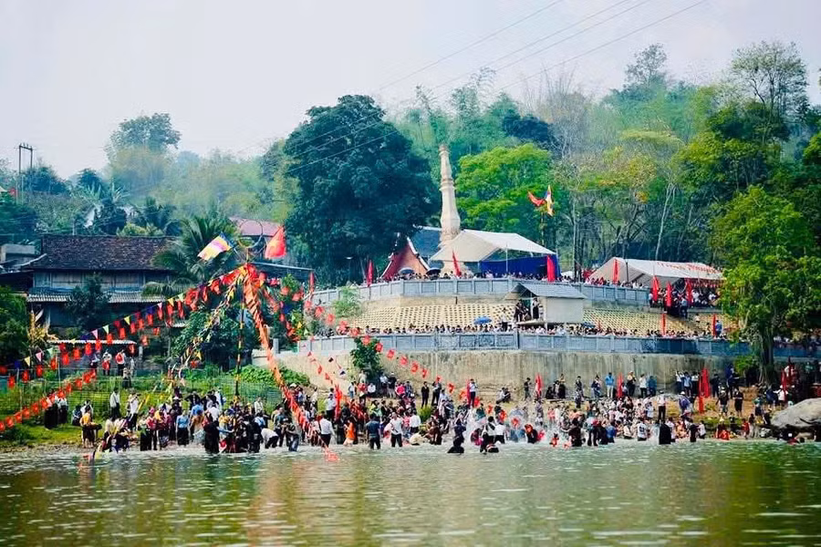 Nghi lễ tưới nước thơm của đồng bào Lào ở Mường Luân.