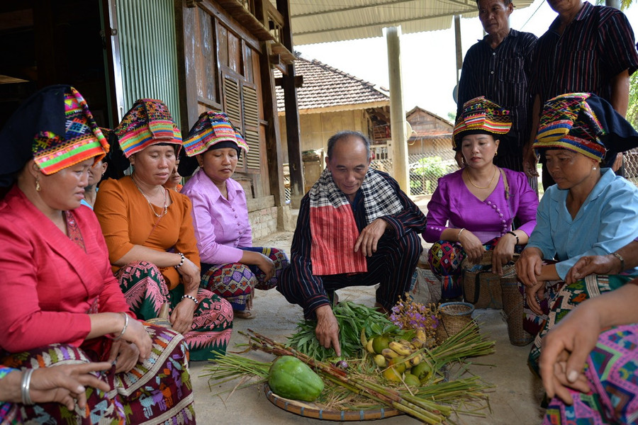 Ông Lò Văn Khến thực hiện nghi thức tế lễ. thap-muong-luan-linh-hon-ben-dong-song-ma-5.jpg