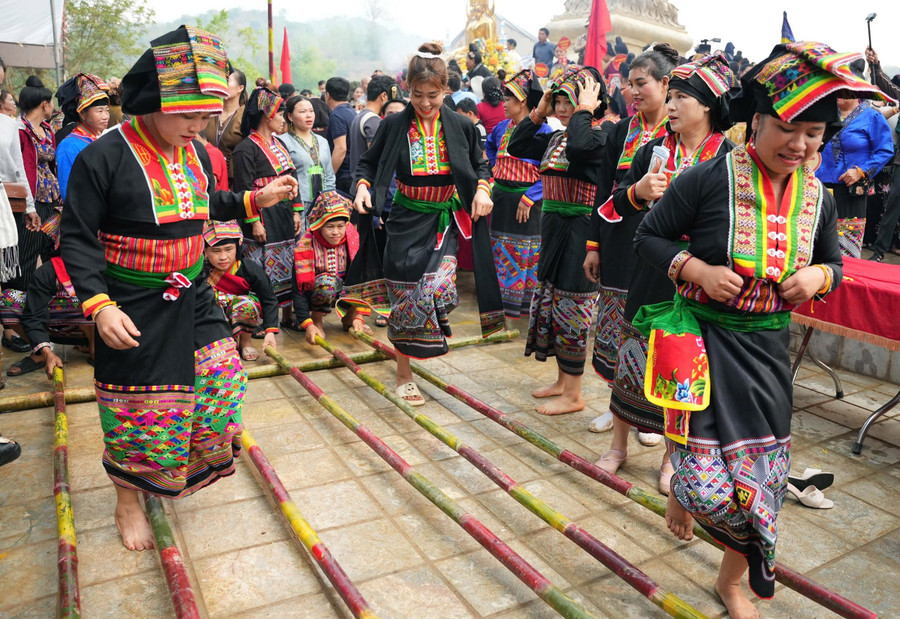 Người dân địa phương vui mừng chơi trò chơi dân gian bên chân ngọn tháp. thap-muong-luan-linh-hon-ben-dong-song-ma-7.jpg