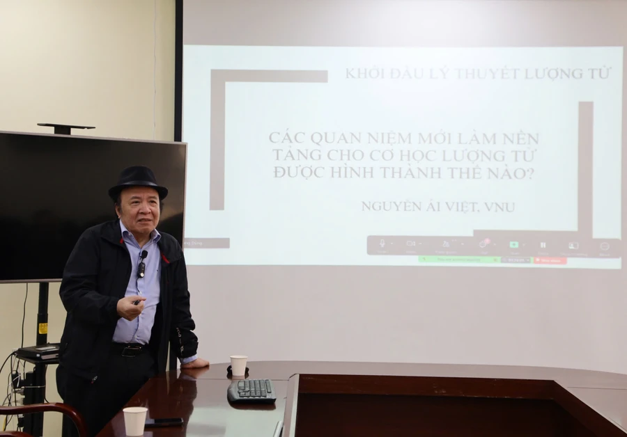 PGS.TS Nguyễn Ái Việt tại sự kiện bài giảng đại chúng ngày 22/3/2025, tại Viện Hàn lâm Khoa học và Công nghệ Việt Nam.