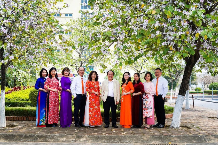 PGS.TS Nguyễn Ái Việt và cộng sự tại Đại học Quốc gia Hà Nội. ts-nguyen-ai-viet-4.jpg