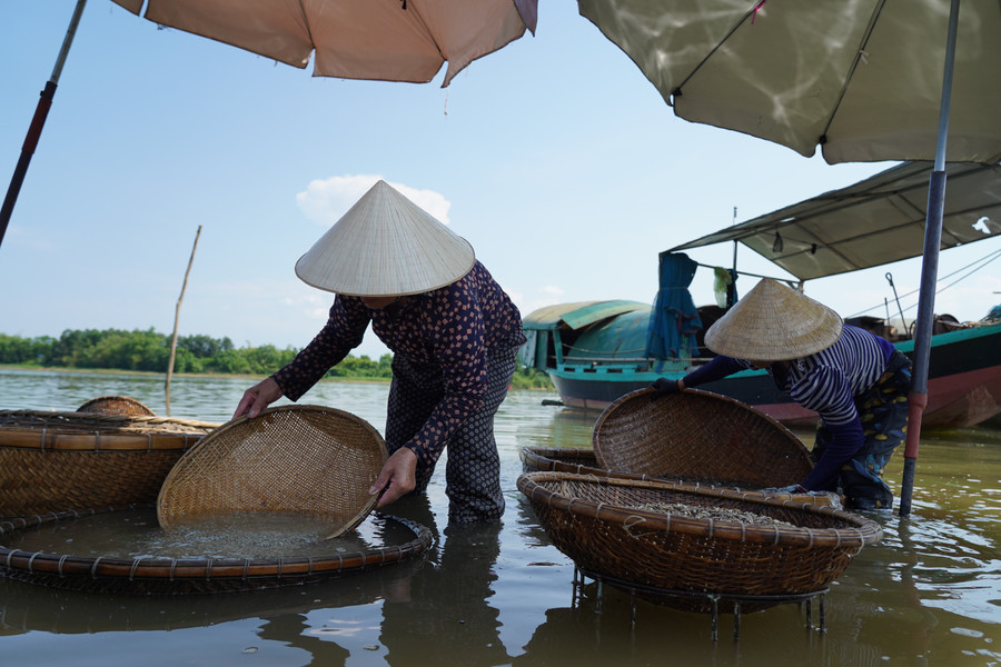 Để có những mẻ hến ruột ngon ngọt phải mất nhiều công đoạn cực nhọc.. ngot-ngao-vi-hen-song-la-5.jpg