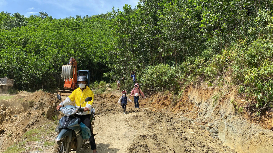 Người dân hằng ngày phải vượt qua 'con đường đau khổ' để mưu sinh. da-nang-dan-kho-vi-du-an-khung-dang-do-3.jpg